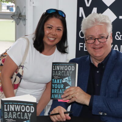 Linwood Barclay with a fan at MOTIVE 2022.